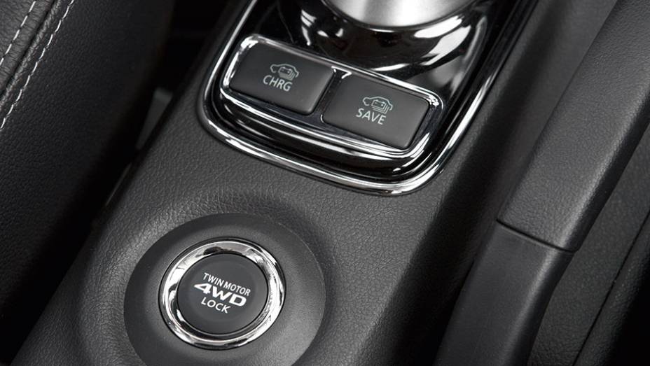 Botão aciona a tração 4x4 | <a href="https://beta-develop.quatrorodas.abril.com.br/carros/impressoes/mitsubishi-outlander-phev-809197.shtml" target="_blank" rel="migration">Leia mais</a> Botão aciona a tração 4x4 | <a href="https://beta-develop.quatrorodas.abril.com.br/carros/impressoes/mitsubishi-outlander-phev-809197.shtml" target="_blank" rel="migration">Leia mais</a>