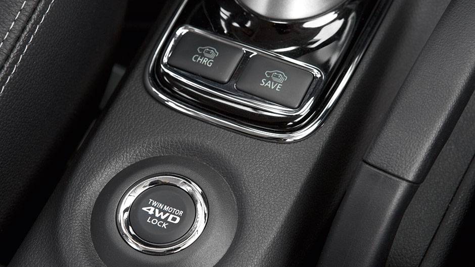 Botão aciona a tração 4x4 | <a href="https://beta-develop.quatrorodas.abril.com.br/carros/impressoes/mitsubishi-outlander-phev-809197.shtml" target="_blank" rel="migration">Leia mais</a> Botão aciona a tração 4x4 | <a href="https://beta-develop.quatrorodas.abril.com.br/carros/impressoes/mitsubishi-outlander-phev-809197.shtml" target="_blank" rel="migration">Leia mais</a>