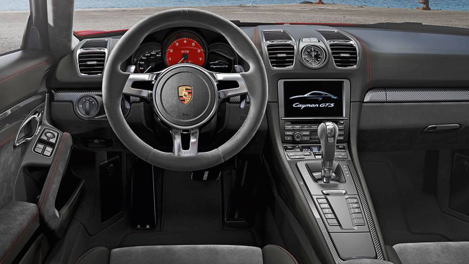 Console central elevado refor&ccedil;a a sensa&ccedil;&atilde;o de cockpit | <a href="https://beta-develop.quatrorodas.abril.com.br/carros/impressoes/quarteto-porsche-809637.shtml" target="_blank" rel="migration">Leia mais</a>