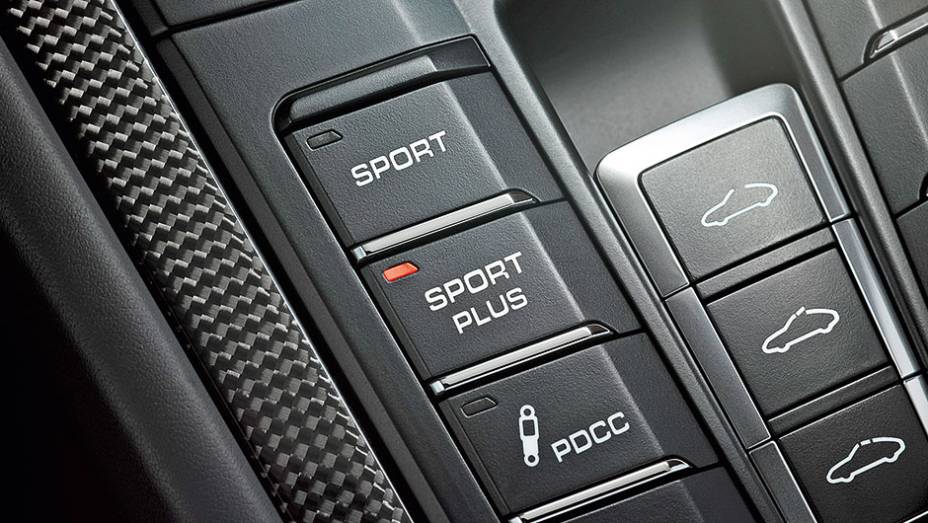 Controle de largada funciona com o modo Sport Plus ativo | <a href="https://beta-develop.quatrorodas.abril.com.br/carros/impressoes/quarteto-porsche-809637.shtml" target="_blank" rel="migration">Leia mais</a>