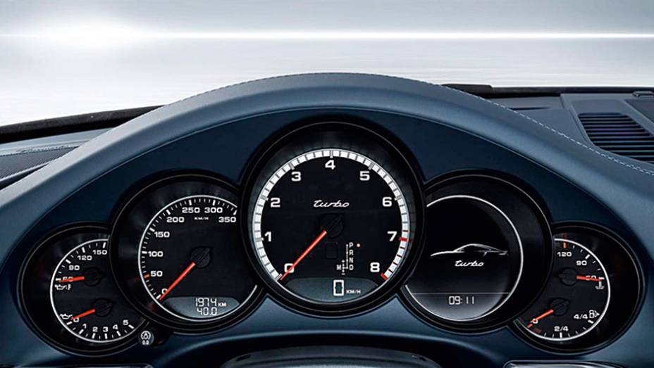 Velocímetro analógico: referências gráficas a cada 50 km/h | <a href="https://beta-develop.quatrorodas.abril.com.br/carros/impressoes/quarteto-porsche-809637.shtml" target="_blank" rel="migration">Leia mais</a>