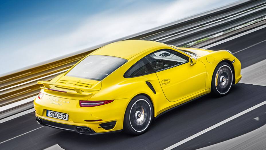 Quase t&atilde;o d&oacute;cil como um sed&atilde;. Diab&oacute;lico como um Lamborghini | <a href="https://beta-develop.quatrorodas.abril.com.br/carros/impressoes/quarteto-porsche-809637.shtml" target="_blank" rel="migration">Leia mais</a>