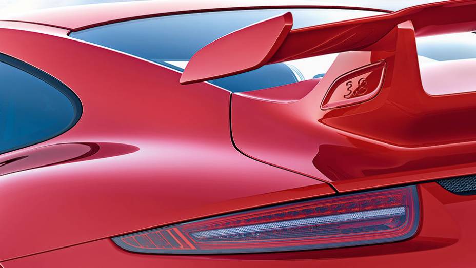 Aerofólio com a cilindrada do motor (3.8): só o GT3 tem | <a href="https://beta-develop.quatrorodas.abril.com.br/carros/impressoes/quarteto-porsche-809637.shtml" target="_blank" rel="migration">Leia mais</a>