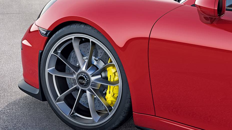 Opcional de pista: porca única, do tipo cubo rápido | <a href="https://beta-develop.quatrorodas.abril.com.br/carros/impressoes/quarteto-porsche-809637.shtml" target="_blank" rel="migration">Leia mais</a>