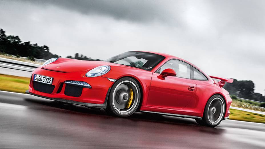 O 911 GT3 &eacute; t&atilde;o esportivo que a lista de opcionais tem at&eacute; santant&ocirc;nio | <a href="https://beta-develop.quatrorodas.abril.com.br/carros/impressoes/quarteto-porsche-809637.shtml" target="_blank" rel="migration">Leia mais</a>