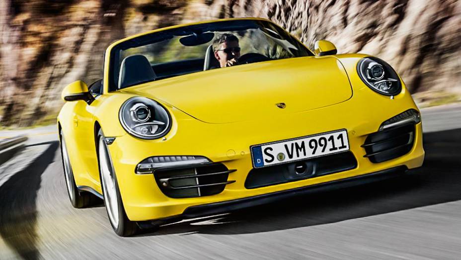 Conversível, mas com elevada rigidez torcional | <a href="https://beta-develop.quatrorodas.abril.com.br/carros/impressoes/quarteto-porsche-809637.shtml" target="_blank" rel="migration">Leia mais</a>