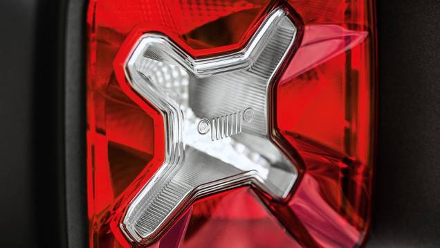 Na lanterna, farol e grade do Willys | <a href="https://beta-develop.quatrorodas.abril.com.br/carros/impressoes/jeep-renegade-808905.shtml" target="_blank" rel="migration">Leia mais</a> Na lanterna, farol e grade do Willys | <a href="https://beta-develop.quatrorodas.abril.com.br/carros/impressoes/jeep-renegade-808905.shtml" target="_blank" rel="migration">Leia mais</a>