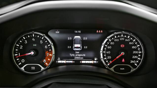 Desenho de terra na faixa de alto giro. A tela central vem só nas versões top | <a href="https://beta-develop.quatrorodas.abril.com.br/carros/impressoes/jeep-renegade-808905.shtml" target="_blank" rel="migration">Leia mais</a> Desenho de terra na faixa de alto giro. A tela central vem só nas versões top | <a href="https://beta-develop.quatrorodas.abril.com.br/carros/impressoes/jeep-renegade-808905.shtml" target="_blank" rel="migration">Leia mais</a>