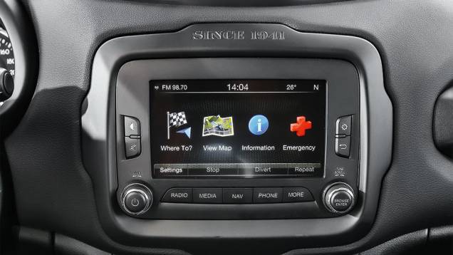 Sobre a moldura da central multimídia, a homenagem ao primeiro Jeep | <a href="https://beta-develop.quatrorodas.abril.com.br/carros/impressoes/jeep-renegade-808905.shtml" target="_blank" rel="migration">Leia mais</a> Sobre a moldura da central multimídia, a homenagem ao primeiro Jeep | <a href="https://beta-develop.quatrorodas.abril.com.br/carros/impressoes/jeep-renegade-808905.shtml" target="_blank" rel="migration">Leia mais</a>