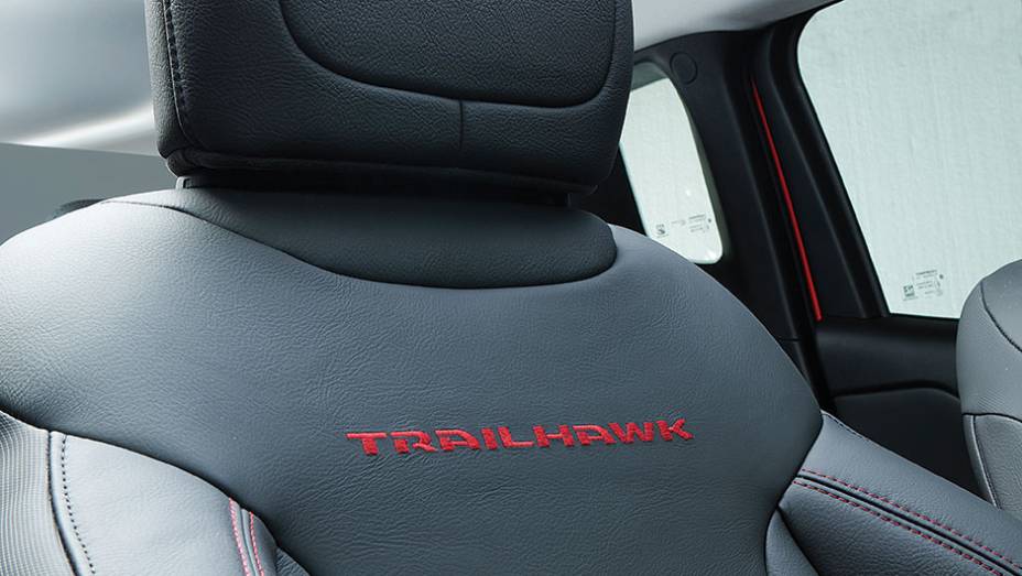 Trailhawk é a versão top | <a href="https://beta-develop.quatrorodas.abril.com.br/carros/impressoes/jeep-renegade-808905.shtml" target="_blank" rel="migration">Leia mais</a>