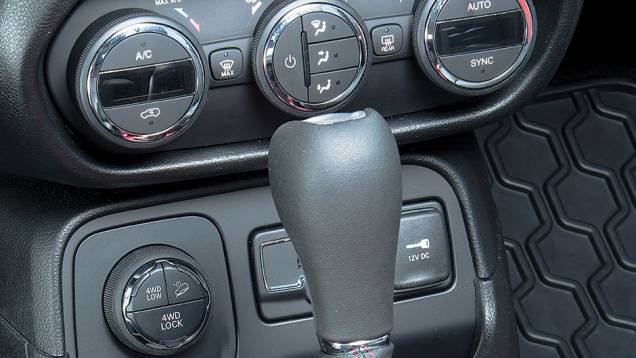 O ar é digital e o 4x4 tem ajuste para o tipo de terreno | <a href="https://beta-develop.quatrorodas.abril.com.br/carros/impressoes/jeep-renegade-808905.shtml" target="_blank" rel="migration">Leia mais</a> O ar é digital e o 4x4 tem ajuste para o tipo de terreno | <a href="https://beta-develop.quatrorodas.abril.com.br/carros/impressoes/jeep-renegade-808905.shtml" target="_blank" rel="migration">Leia mais</a>