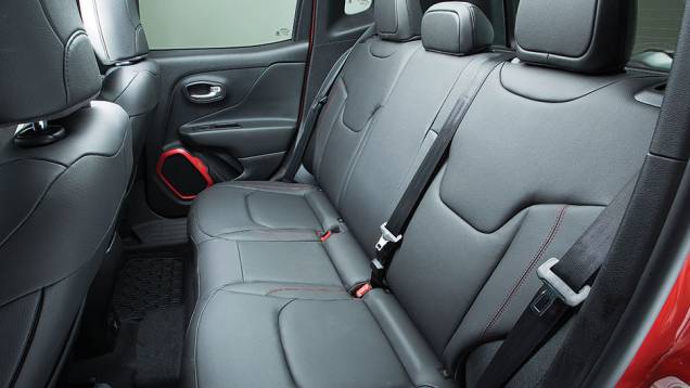 Capricho e desenho original até em revestimentos de portas e bancos | <a href="https://beta-develop.quatrorodas.abril.com.br/carros/impressoes/jeep-renegade-808905.shtml" target="_blank" rel="migration">Leia mais</a> Capricho e desenho original até em revestimentos de portas e bancos | <a href="https://beta-develop.quatrorodas.abril.com.br/carros/impressoes/jeep-renegade-808905.shtml" target="_blank" rel="migration">Leia mais</a>
