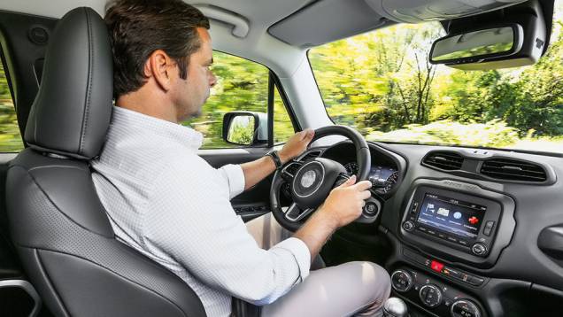 Achar uma boa posição de dirigir no SUV é muito fácil | <a href="https://beta-develop.quatrorodas.abril.com.br/carros/impressoes/jeep-renegade-808905.shtml" target="_blank" rel="migration">Leia mais</a> Achar uma boa posição de dirigir no SUV é muito fácil | <a href="https://beta-develop.quatrorodas.abril.com.br/carros/impressoes/jeep-renegade-808905.shtml" target="_blank" rel="migration">Leia mais</a>
