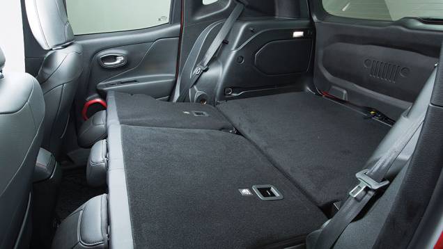 Bancos atrás deitam, mas não formam um piso todo plano | <a href="https://beta-develop.quatrorodas.abril.com.br/carros/impressoes/jeep-renegade-808905.shtml" target="_blank" rel="migration">Leia mais</a> Bancos atrás deitam, mas não formam um piso todo plano | <a href="https://beta-develop.quatrorodas.abril.com.br/carros/impressoes/jeep-renegade-808905.shtml" target="_blank" rel="migration">Leia mais</a>