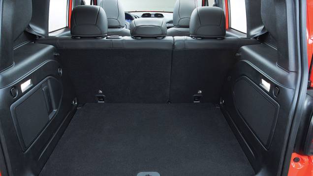 Tampa removível como no Up!. Pode ficar no alto ou no piso | <a href="https://beta-develop.quatrorodas.abril.com.br/carros/impressoes/jeep-renegade-808905.shtml" target="_blank" rel="migration">Leia mais</a> Tampa removível como no Up!. Pode ficar no alto ou no piso | <a href="https://beta-develop.quatrorodas.abril.com.br/carros/impressoes/jeep-renegade-808905.shtml" target="_blank" rel="migration">Leia mais</a>