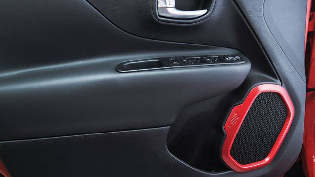 Alto-falante é a grade Jeep | <a href="https://beta-develop.quatrorodas.abril.com.br/carros/impressoes/jeep-renegade-808905.shtml" target="_blank" rel="migration">Leia mais</a> Alto-falante é a grade Jeep | <a href="https://beta-develop.quatrorodas.abril.com.br/carros/impressoes/jeep-renegade-808905.shtml" target="_blank" rel="migration">Leia mais</a>