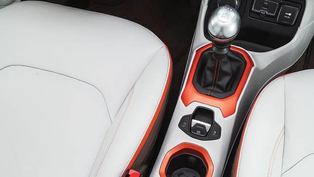 Freio de mão elétrico libera espaço | <a href="https://beta-develop.quatrorodas.abril.com.br/carros/impressoes/jeep-renegade-808905.shtml" target="_blank" rel="migration">Leia mais</a> Freio de mão elétrico libera espaço | <a href="https://beta-develop.quatrorodas.abril.com.br/carros/impressoes/jeep-renegade-808905.shtml" target="_blank" rel="migration">Leia mais</a>