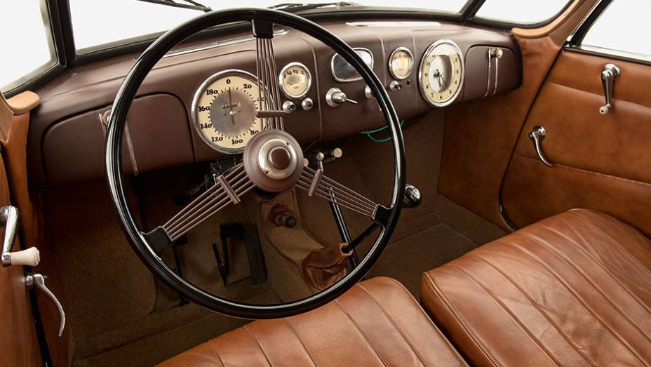 O interior luxuoso do T87 seguia o estilo art déco, típico dos anos 20 e 30 | <a href="https://beta-develop.quatrorodas.abril.com.br/carros/classicos-grandescarros/tatra-t87-807769.shtml" target="_blank" rel="migration">Leia mais</a>