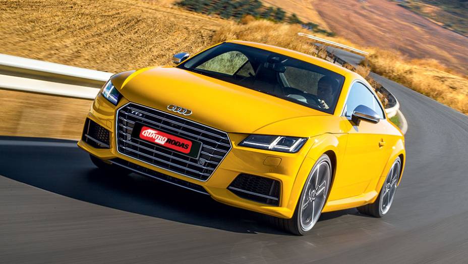 Agora a grade invade o para-choque e o logotipo está no capô | <a href="https://beta-develop.quatrorodas.abril.com.br/carros/impressoes/audi-tts-quattro-808968.shtml" target="_blank" rel="migration">Leia mais</a>