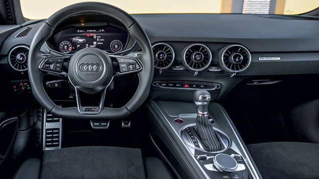 Não há monitor central: ajuste direto na saída de ventilação | <a href="https://beta-develop.quatrorodas.abril.com.br/carros/impressoes/audi-tts-quattro-808968.shtml" target="_blank" rel="migration">Leia mais</a> Não há monitor central: ajuste direto na saída de ventilação | <a href="https://beta-develop.quatrorodas.abril.com.br/carros/impressoes/audi-tts-quattro-808968.shtml" target="_blank" rel="migration">Leia mais</a>