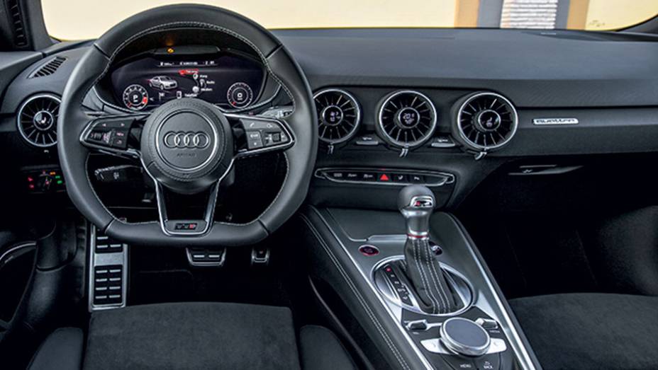 N&atilde;o h&aacute; monitor central: ajuste direto na sa&iacute;da de ventila&ccedil;&atilde;o | <a href="https://beta-develop.quatrorodas.abril.com.br/carros/impressoes/audi-tts-quattro-808968.shtml" target="_blank" rel="migration">Leia mais</a>