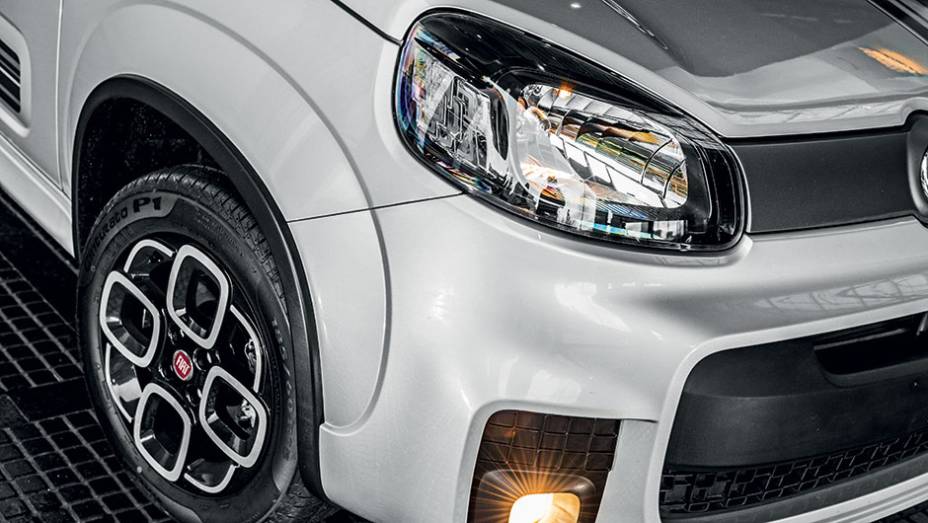 Faróis com máscara negra | <a href="https://beta-develop.quatrorodas.abril.com.br/carros/testes/fiat-uno-dualogic-809297.shtml" target="_blank" rel="migration">Leia mais</a>