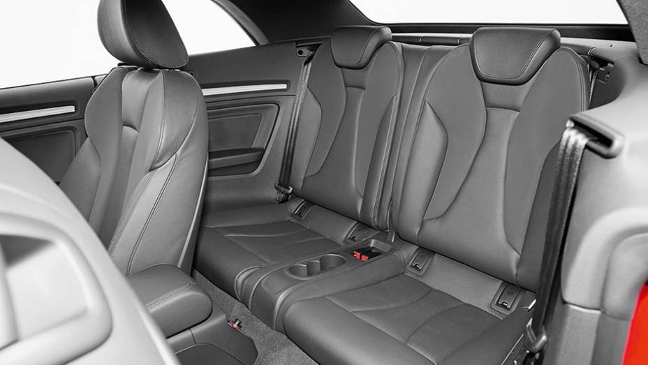 Na traseira, espa&ccedil;o para dois convidados | <a href="https://beta-develop.quatrorodas.abril.com.br/carros/impressoes/audi-a3-cabriolet-813902.shtml" target="_blank" rel="migration">Leia mais</a>