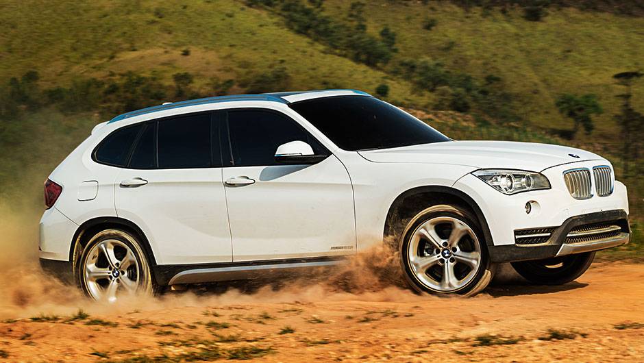 X1 tem silhueta de station wagon, pneus de perfil baixo e rack de alum&iacute;nio | <a href="https://beta-develop.quatrorodas.abril.com.br/carros/comparativos/audi-q3-x-bmw-x1-x-mercedes-gla-816140.shtml" target="_blank" rel="migration">Leia mais</a>