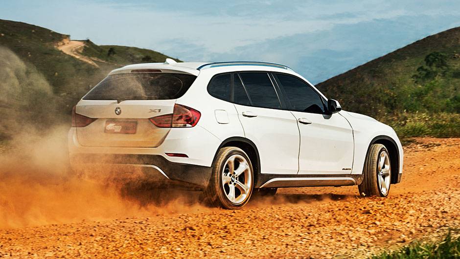 A tra&ccedil;&atilde;o &eacute; 4x2, nas rodas traseiras | <a href="https://beta-develop.quatrorodas.abril.com.br/carros/comparativos/audi-q3-x-bmw-x1-x-mercedes-gla-816140.shtml" target="_blank" rel="migration">Leia mais</a>