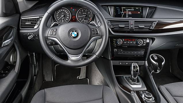 Câmbio automático tem oito marchas | <a href="https://beta-develop.quatrorodas.abril.com.br/carros/comparativos/audi-q3-x-bmw-x1-x-mercedes-gla-816140.shtml" target="_blank" rel="migration">Leia mais</a> Câmbio automático tem oito marchas | <a href="https://beta-develop.quatrorodas.abril.com.br/carros/comparativos/audi-q3-x-bmw-x1-x-mercedes-gla-816140.shtml" target="_blank" rel="migration">Leia mais</a>