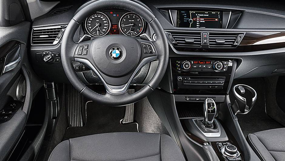 C&acirc;mbio autom&aacute;tico tem oito marchas | <a href="https://beta-develop.quatrorodas.abril.com.br/carros/comparativos/audi-q3-x-bmw-x1-x-mercedes-gla-816140.shtml" target="_blank" rel="migration">Leia mais</a>
