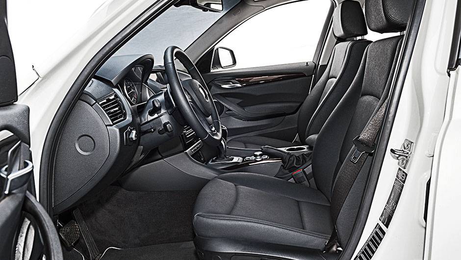 Os bancos da frente contam com ajustes el&eacute;tricos | <a href="https://beta-develop.quatrorodas.abril.com.br/carros/comparativos/audi-q3-x-bmw-x1-x-mercedes-gla-816140.shtml" target="_blank" rel="migration">Leia mais</a>