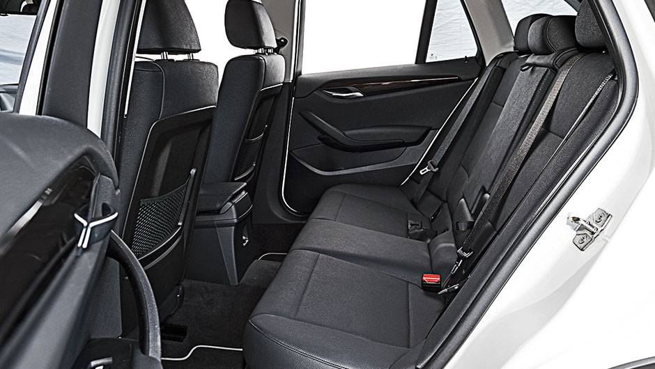 Atr&aacute;s, descansa-bra&ccedil;o central | <a href="https://beta-develop.quatrorodas.abril.com.br/carros/comparativos/audi-q3-x-bmw-x1-x-mercedes-gla-816140.shtml" target="_blank" rel="migration">Leia mais</a>