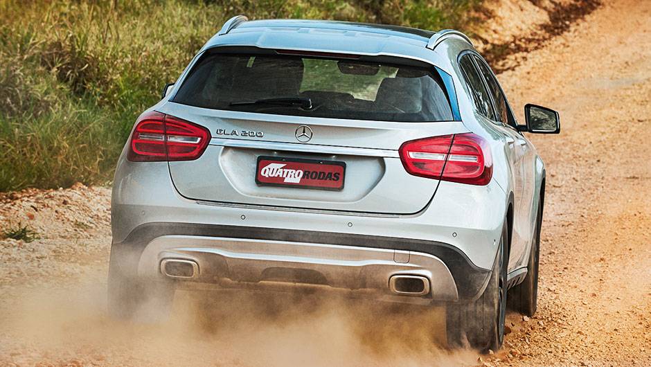Aerof&oacute;lio e duplo escapamento, na traseira, s&atilde;o de s&eacute;rie em toda a linha | <a href="https://beta-develop.quatrorodas.abril.com.br/carros/comparativos/audi-q3-x-bmw-x1-x-mercedes-gla-816140.shtml" target="_blank" rel="migration">Leia mais</a>