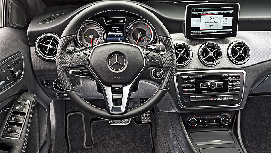 A alavanca do c&acirc;mbio fica junto ao volante | <a href="https://beta-develop.quatrorodas.abril.com.br/carros/comparativos/audi-q3-x-bmw-x1-x-mercedes-gla-816140.shtml" target="_blank" rel="migration">Leia mais</a>