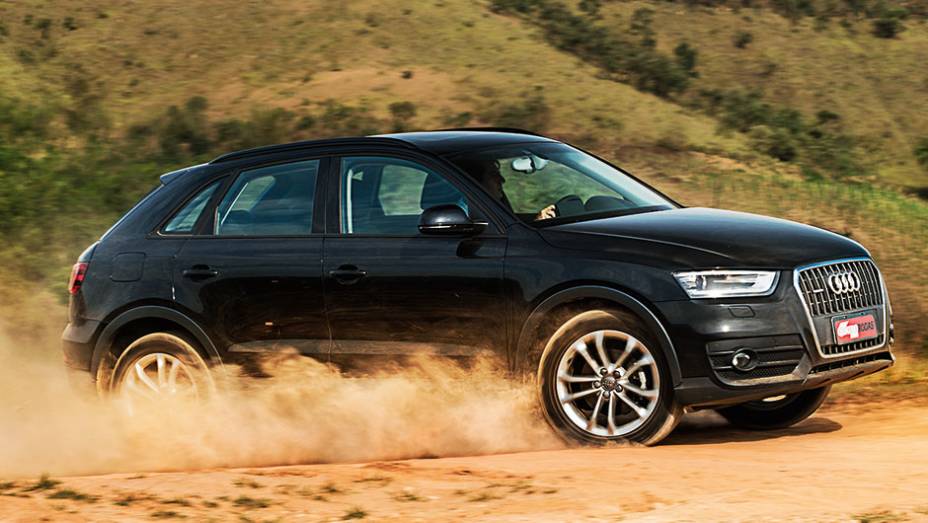 O Q3 incorpora o estilo de jipe ao design | <a href="https://beta-develop.quatrorodas.abril.com.br/carros/comparativos/audi-q3-x-bmw-x1-x-mercedes-gla-816140.shtml" target="_blank" rel="migration">Leia mais</a>