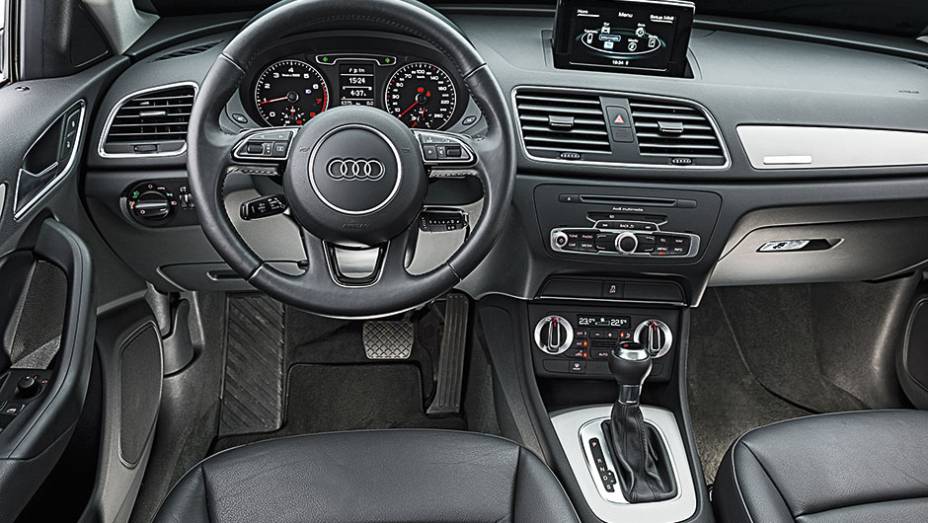 S&oacute; o banco do motorista tem ajuste el&eacute;trico. O ar-condicionado digital &eacute; dual-zone | <a href="https://beta-develop.quatrorodas.abril.com.br/carros/comparativos/audi-q3-x-bmw-x1-x-mercedes-gla-816140.shtml" target="_blank" rel="migration">Leia mais</a>