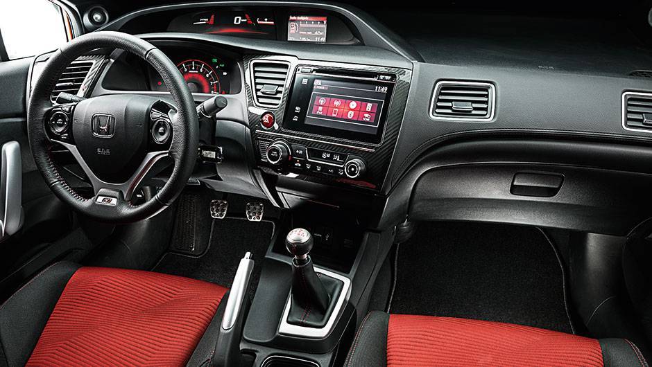 Mostradores em dois andares, característica do Civic. E, no Si, tudo vermelho | <a href="https://beta-develop.quatrorodas.abril.com.br/carros/comparativos/honda-civic-si-x-vw-golf-gti-816112.shtml" target="_blank" rel="migration">Leia mais</a> Mostradores em dois andares, característica do Civic. E, no Si, tudo vermelho | <a href="https://beta-develop.quatrorodas.abril.com.br/carros/comparativos/honda-civic-si-x-vw-golf-gti-816112.shtml" target="_blank" rel="migration">Leia mais</a>