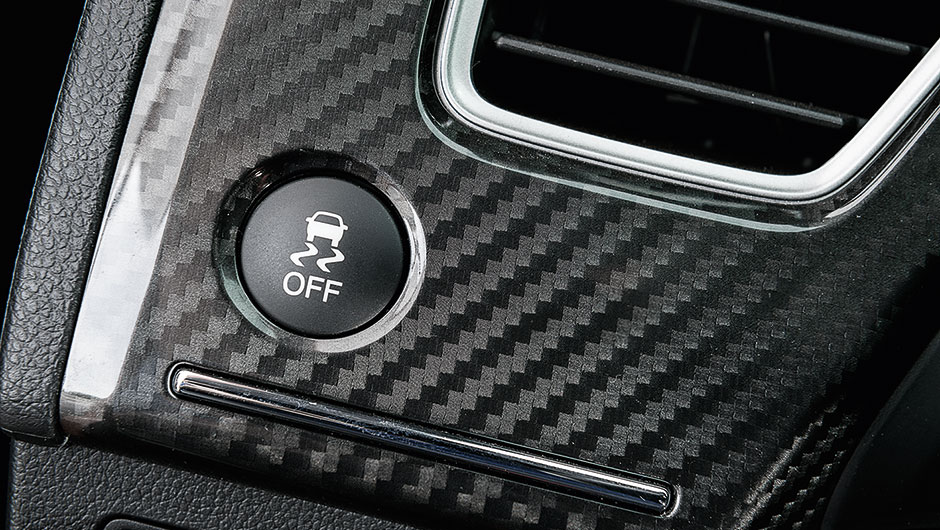 Bot&atilde;o desliga o ESP | <a href="https://beta-develop.quatrorodas.abril.com.br/carros/comparativos/honda-civic-si-x-vw-golf-gti-816112.shtml" target="_blank" rel="migration">Leia mais</a>