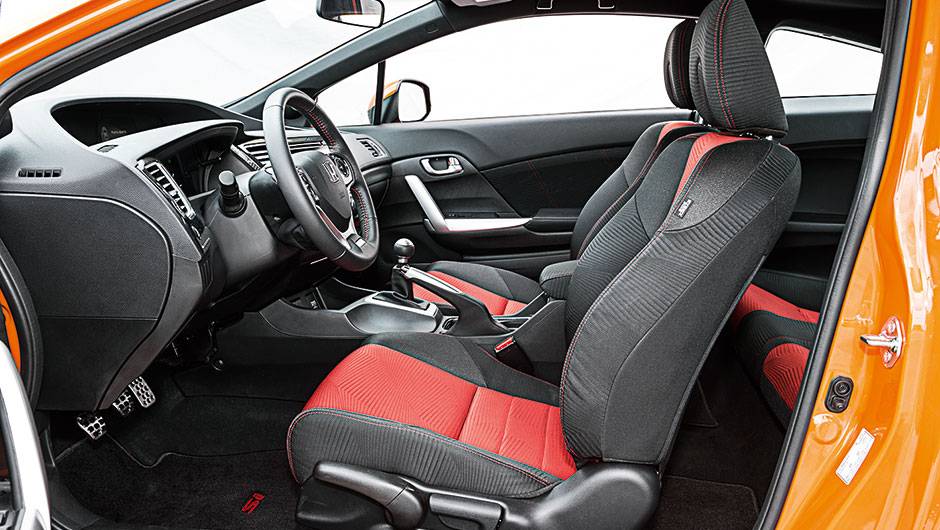 Só com duas portas, é difícil acessar os assentos de trás | <a href="https://beta-develop.quatrorodas.abril.com.br/carros/comparativos/honda-civic-si-x-vw-golf-gti-816112.shtml" target="_blank" rel="migration">Leia mais</a> Só com duas portas, é difícil acessar os assentos de trás | <a href="https://beta-develop.quatrorodas.abril.com.br/carros/comparativos/honda-civic-si-x-vw-golf-gti-816112.shtml" target="_blank" rel="migration">Leia mais</a>