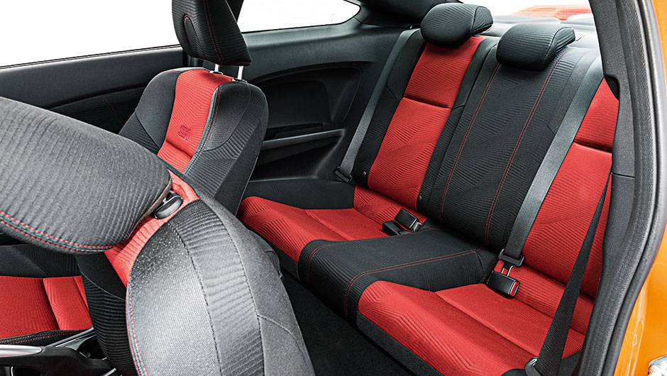 Só com duas portas, é difícil acessar os assentos de trás | <a href="https://beta-develop.quatrorodas.abril.com.br/carros/comparativos/honda-civic-si-x-vw-golf-gti-816112.shtml" target="_blank" rel="migration">Leia mais</a> Só com duas portas, é difícil acessar os assentos de trás | <a href="https://beta-develop.quatrorodas.abril.com.br/carros/comparativos/honda-civic-si-x-vw-golf-gti-816112.shtml" target="_blank" rel="migration">Leia mais</a>