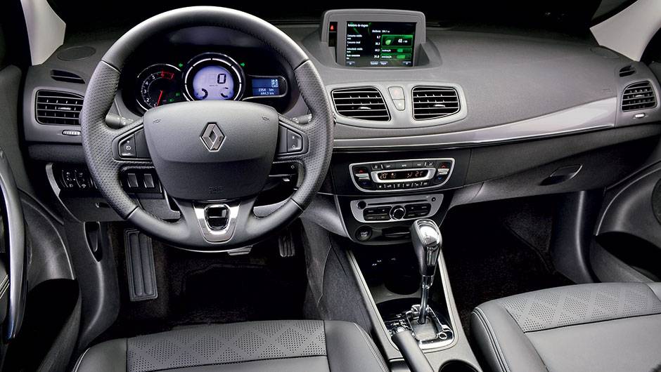 Tela da central multim&iacute;dia, fixa no painel, cresceu de 5,8 para 7 polegadas | <a href="https://beta-develop.quatrorodas.abril.com.br/carros/testes/renault-fluence-815921.shtml" target="_blank" rel="migration">Leia mais</a>