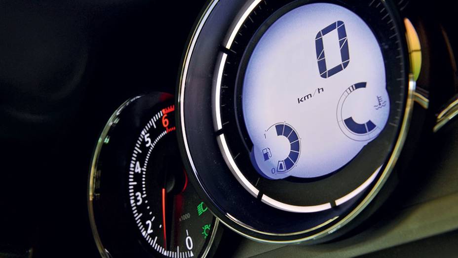 Veloc&iacute;metro agora &eacute; digital, como na vers&atilde;o GT | <a href="https://beta-develop.quatrorodas.abril.com.br/carros/testes/renault-fluence-815921.shtml" target="_blank" rel="migration">Leia mais</a>