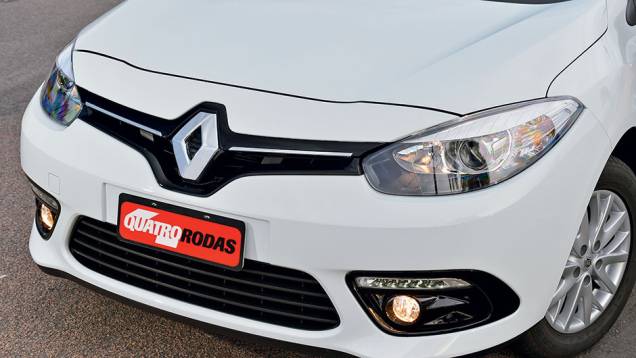 Para-choque dianteiro ganhou fileira de luzes de led para uso diurno | <a href="https://beta-develop.quatrorodas.abril.com.br/carros/testes/renault-fluence-815921.shtml" target="_blank" rel="migration">Leia mais</a> Para-choque dianteiro ganhou fileira de luzes de led para uso diurno | <a href="https://beta-develop.quatrorodas.abril.com.br/carros/testes/renault-fluence-815921.shtml" target="_blank" rel="migration">Leia mais</a>