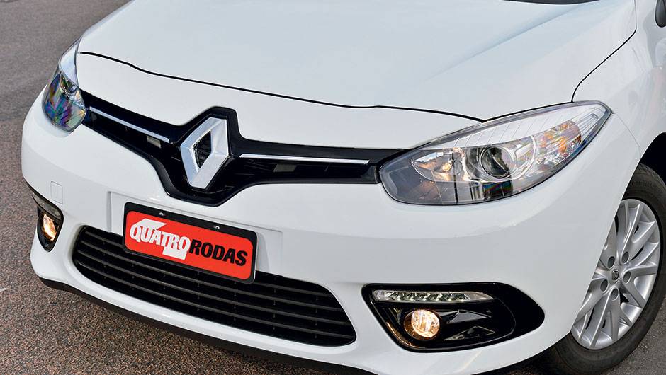 Para-choque dianteiro ganhou fileira de luzes de led para uso diurno | <a href="https://beta-develop.quatrorodas.abril.com.br/carros/testes/renault-fluence-815921.shtml" target="_blank" rel="migration">Leia mais</a>