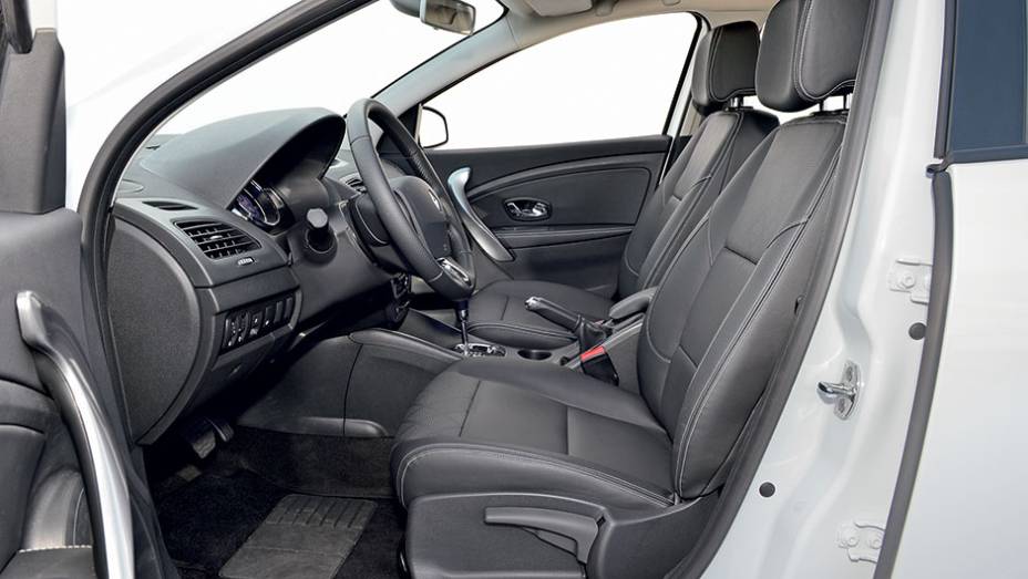 Bancos de couro são opcionais na versão Dynamique | <a href="https://beta-develop.quatrorodas.abril.com.br/carros/testes/renault-fluence-815921.shtml" target="_blank" rel="migration">Leia mais</a>