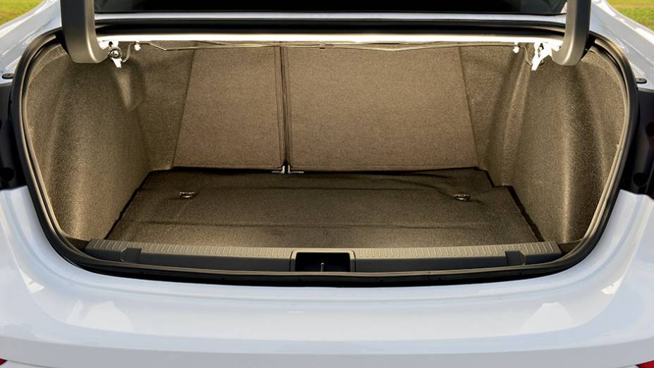 Porta-malas é um dos pontos altos, com seus 530 litros | <a href="https://beta-develop.quatrorodas.abril.com.br/carros/testes/renault-fluence-815921.shtml" target="_blank" rel="migration">Leia mais</a>