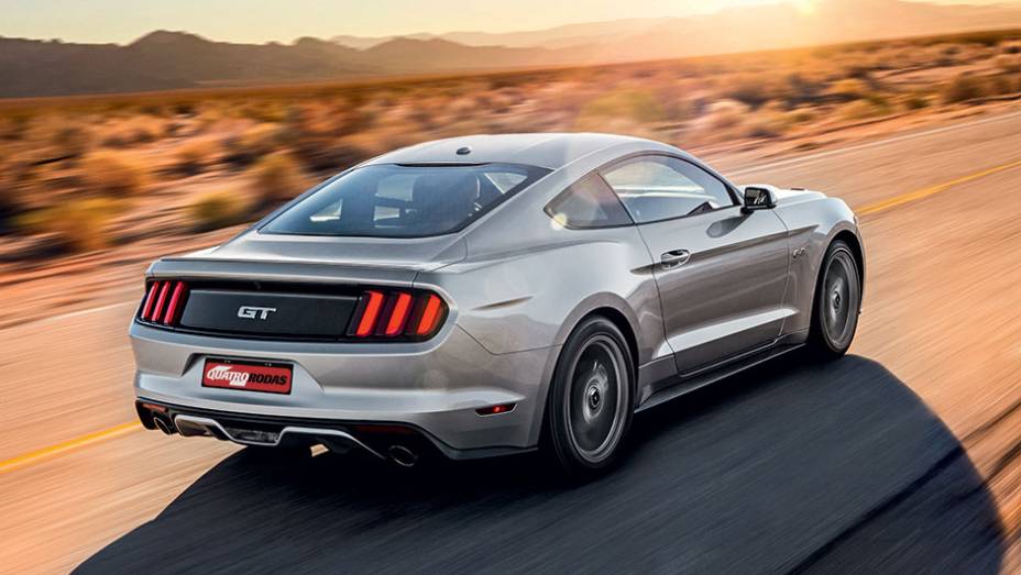 Lanterna com três elementos de cada lado remete às gerações anteriores | <a href="https://beta-develop.quatrorodas.abril.com.br/carros/impressoes/ford-mustang-2015-816081.shtml" target="_blank" rel="migration">Leia mais</a>