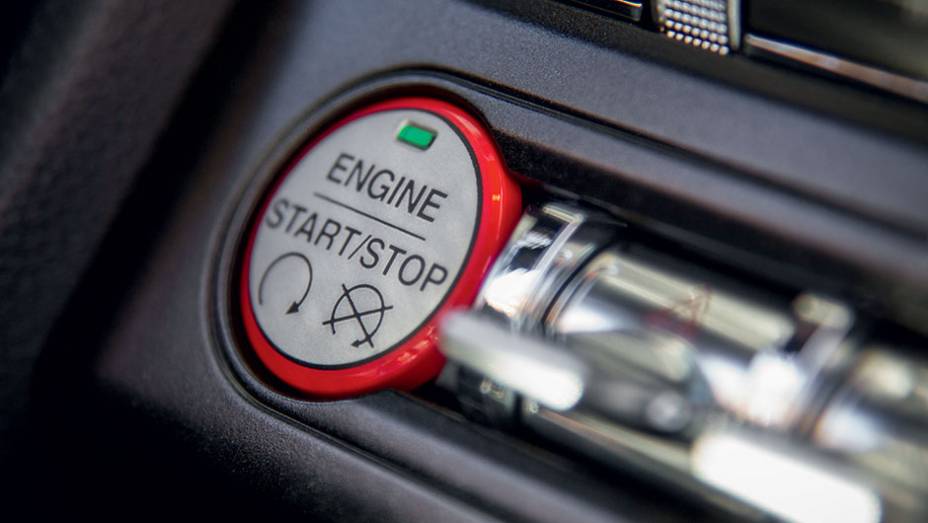 Motor com partida por botão (sem chave) | <a href="https://beta-develop.quatrorodas.abril.com.br/carros/impressoes/ford-mustang-2015-816081.shtml" target="_blank" rel="migration">Leia mais</a> Motor com partida por botão (sem chave) | <a href="https://beta-develop.quatrorodas.abril.com.br/carros/impressoes/ford-mustang-2015-816081.shtml" target="_blank" rel="migration">Leia mais</a>