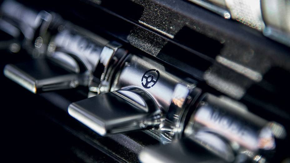 Seletor de modo de condução | <a href="https://beta-develop.quatrorodas.abril.com.br/carros/impressoes/ford-mustang-2015-816081.shtml" target="_blank" rel="migration">Leia mais</a> Seletor de modo de condução | <a href="https://beta-develop.quatrorodas.abril.com.br/carros/impressoes/ford-mustang-2015-816081.shtml" target="_blank" rel="migration">Leia mais</a>